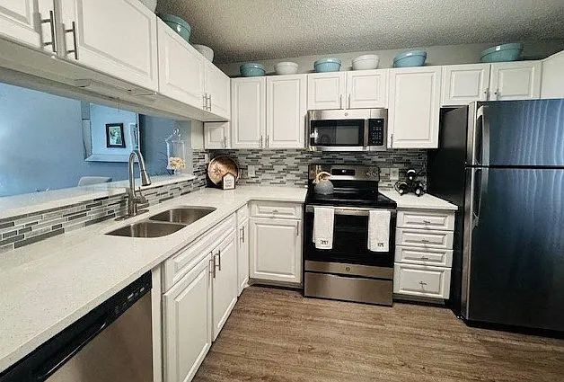 Country Club Lakes Apartments — Photo 9