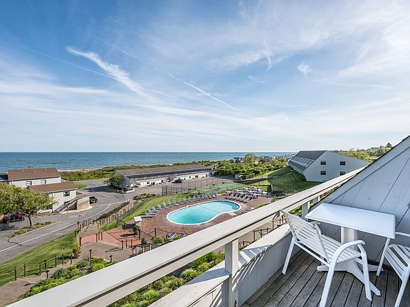 3rd image of 727 Old Montauk Hwy #423