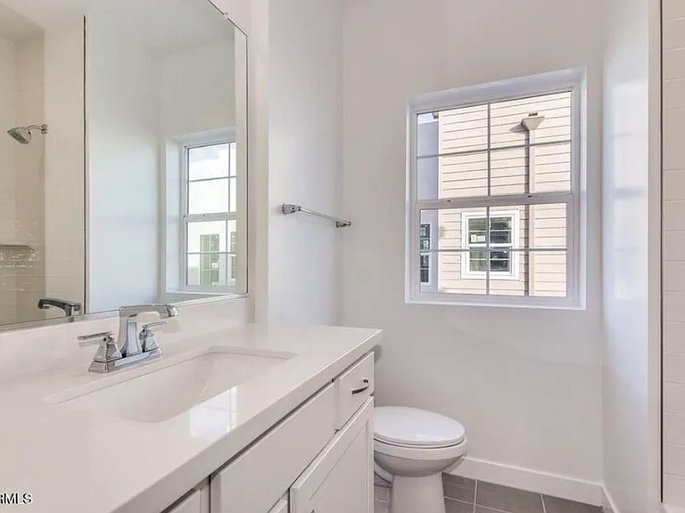615 N 6th Ave — Photo 13