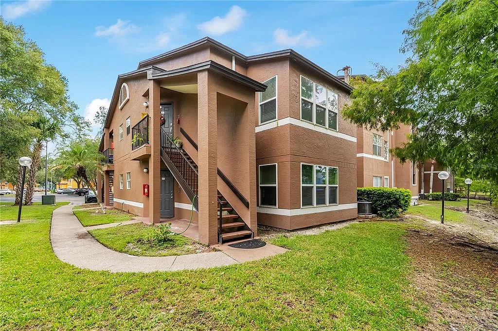 2 bed, 1.0 bath, 934 sqft, $1,450 — Photo 2