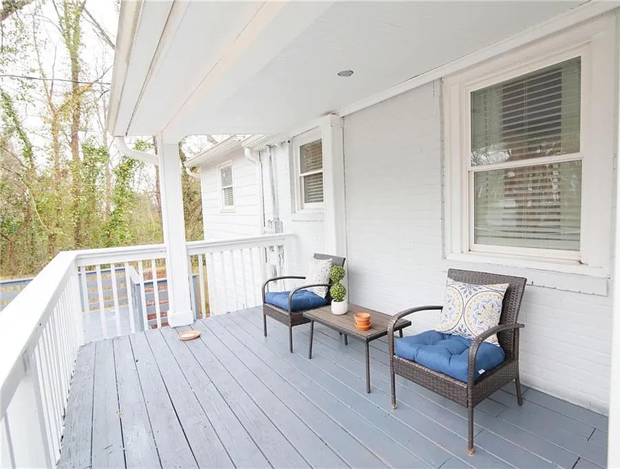 3 bed, 2.0 bath, 888 sqft, $2,100 — Photo 2