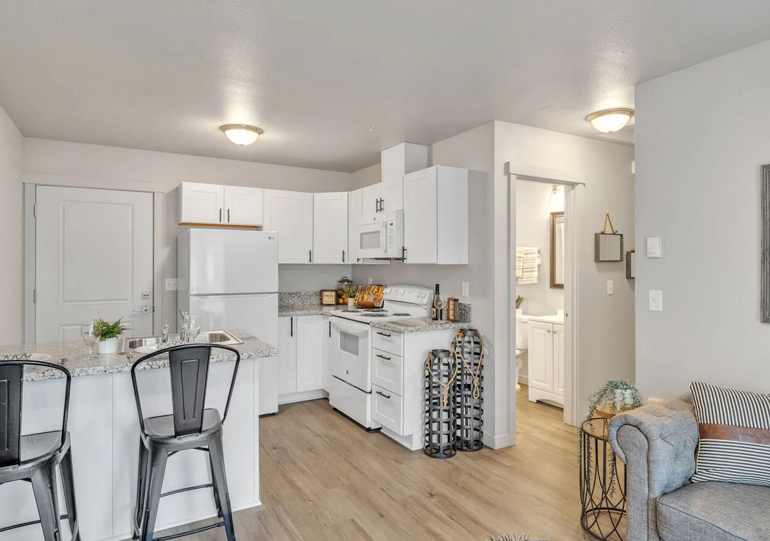 555 N. River Rd. — Photo 2
