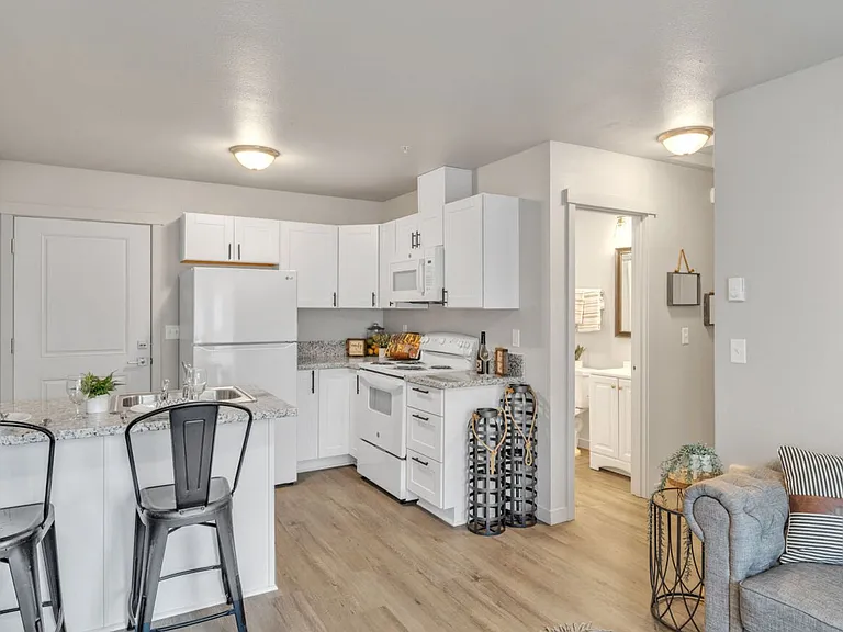 555 N. River Rd. — Photo 27