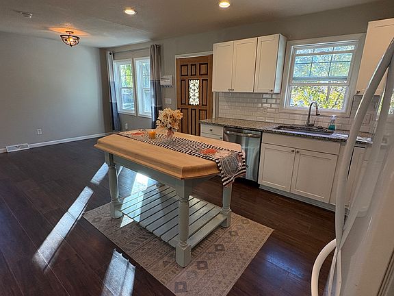 3rd image of 405 NE Richardson Pl