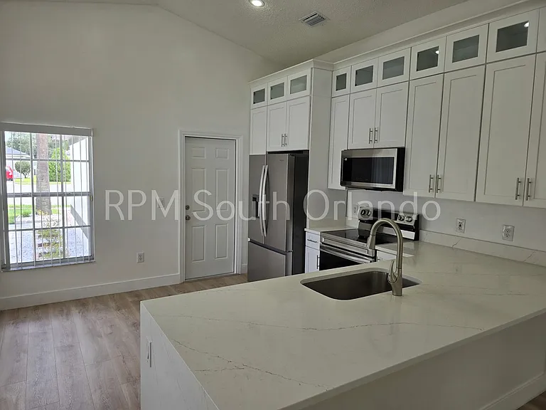 1732 Brook Hollow Dr — Photo 2