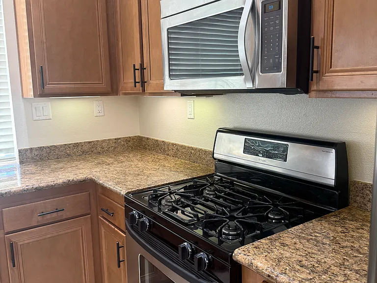 28221 Canterbury Ct — Photo 11