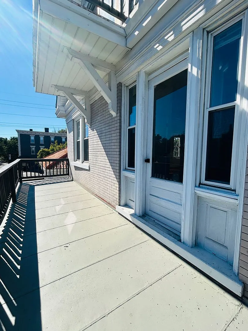 Spacious One Bedroom Near Wallace Woods — Photo 4