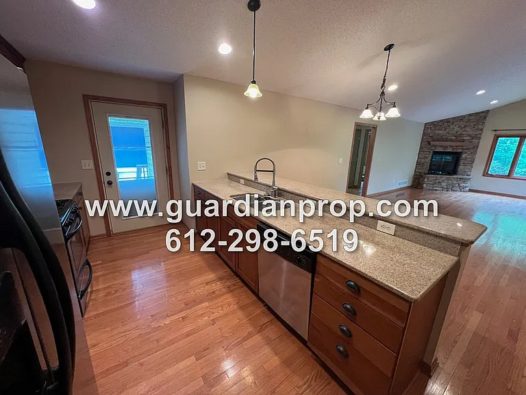 1158 Summit Ave — Photo 5