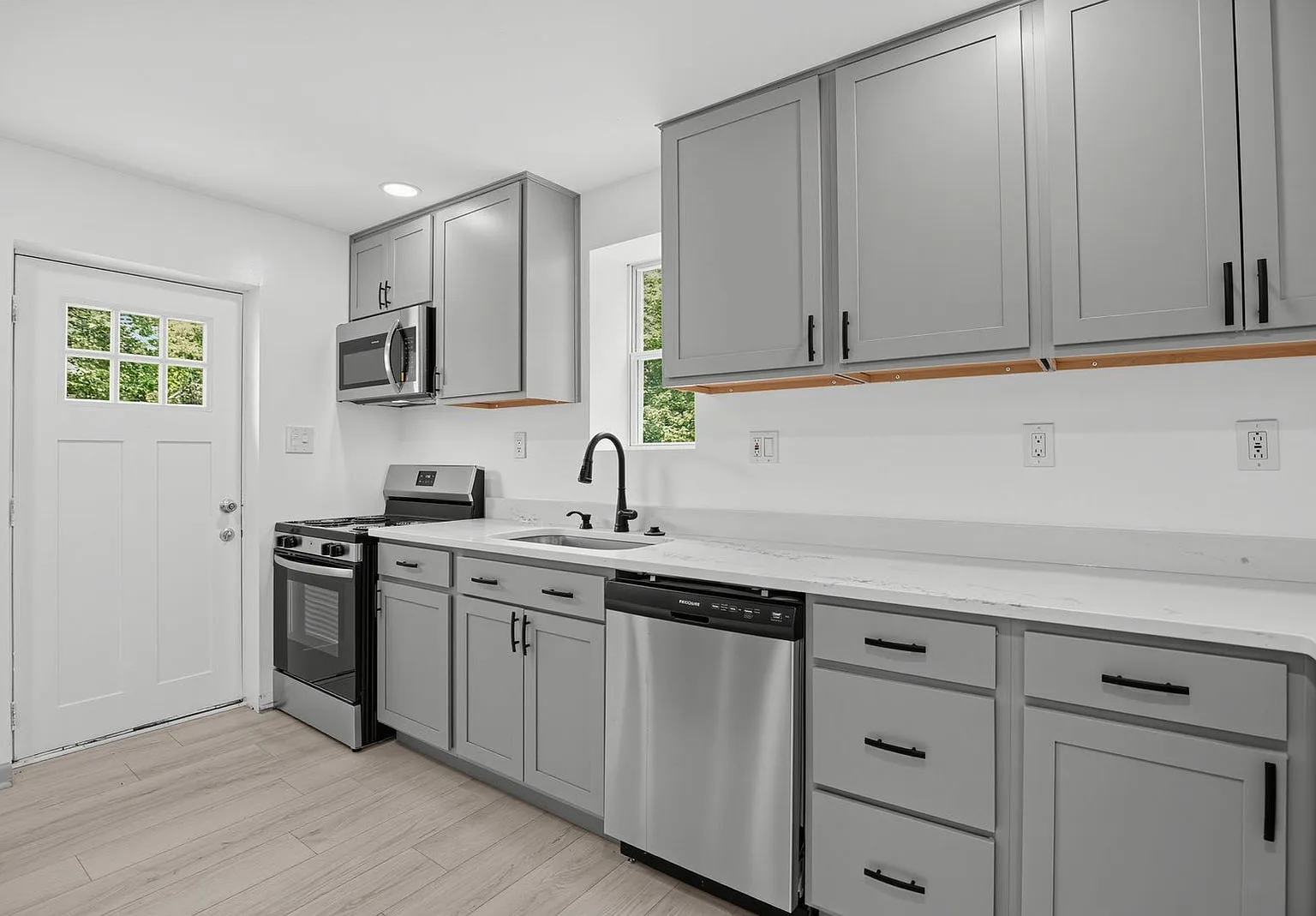 3 bed, 2.0 bath, 2254 sqft, $3,000 — Photo 2