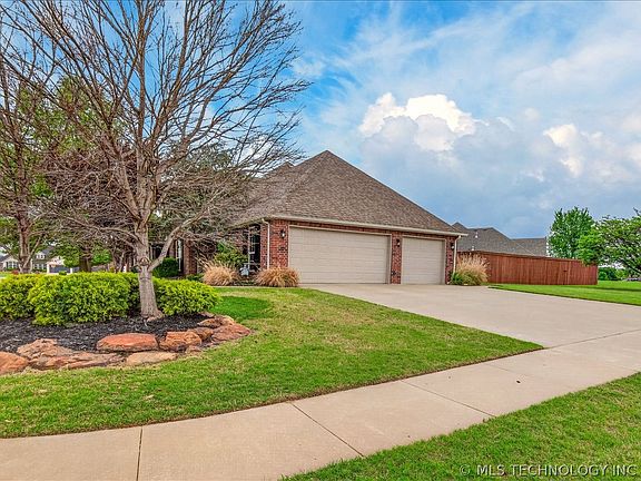3rd image of 1208 Larkspur Dr