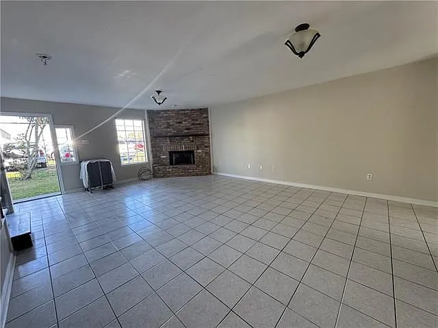 3 bed, 2.5 bath, 1390 sqft, $1,650 — Photo 3