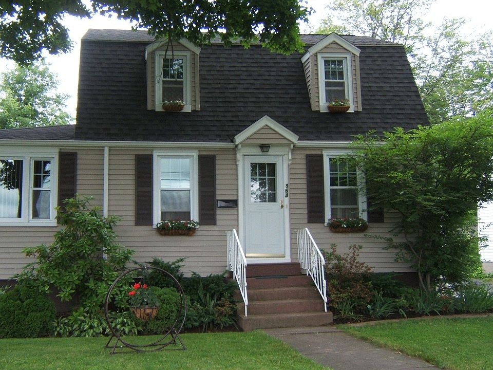 Charming Dutch Colonial in Super Location!