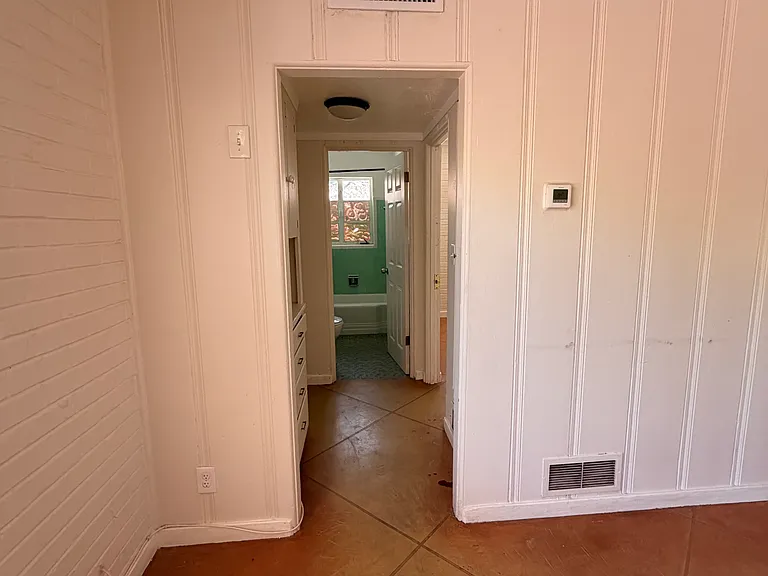 1321 E 9th St — Photo 18