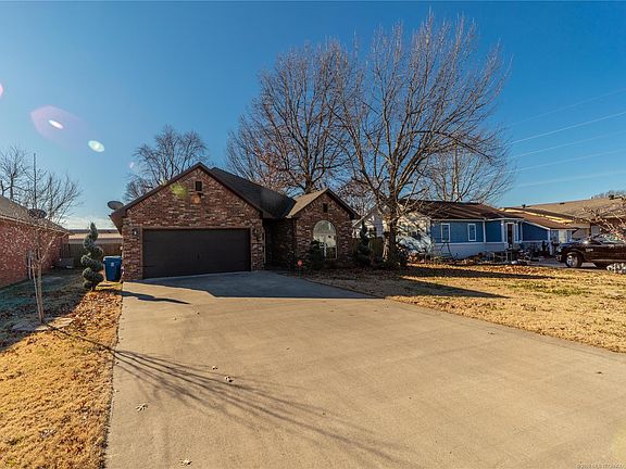 2nd image of 904 McArthur Ln
