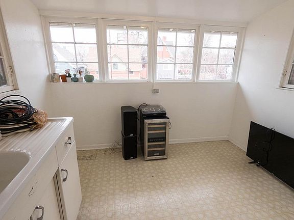 4th image of 108 N Lincoln St APT 2