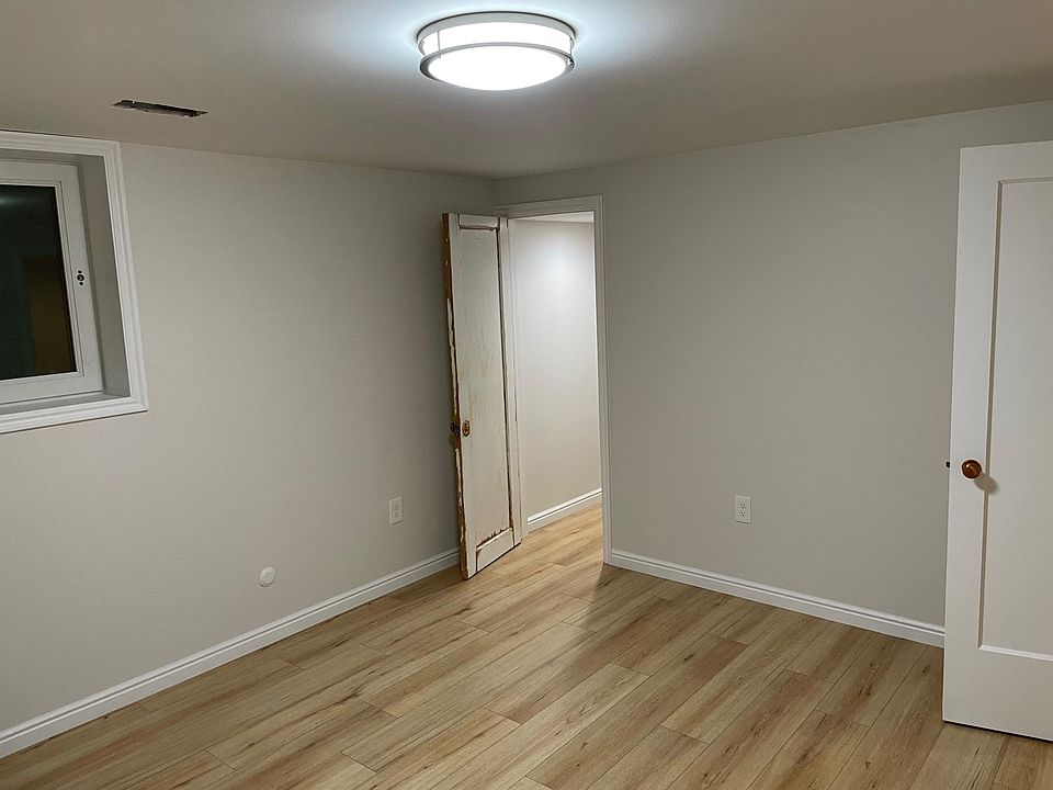 Bedroom 1 w/closet