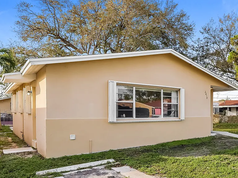 2218 Farragut St — Photo 3