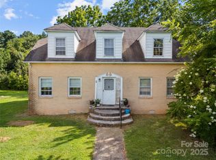 1 Dead End Dr, Flat Rock, NC 28731