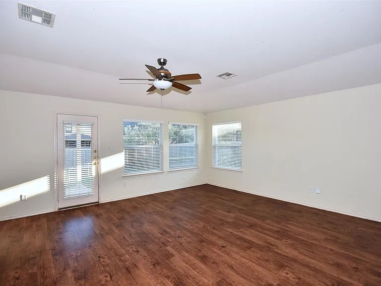3305 Stonewall Dr — Photo 8
