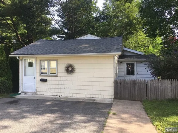 9 Bergen Ave, Waldwick, NJ 07463