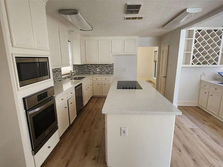 2127 Manor Green Dr — Photo 24