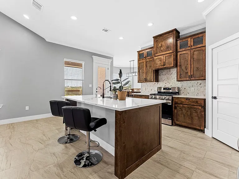 1001 Sparhawk Dr — Photo 6