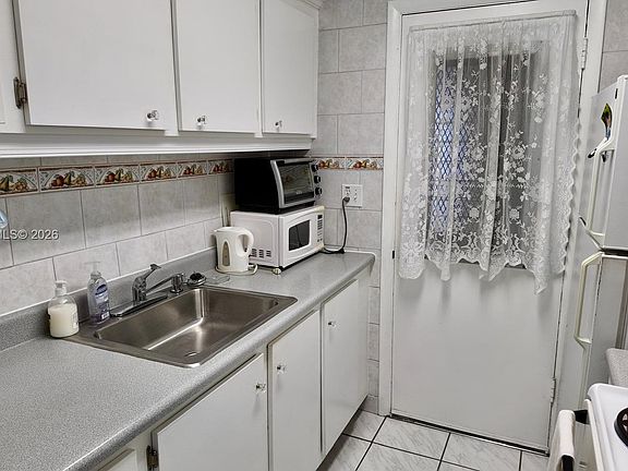 5th image of 16901 NE 13th Ave APT 307