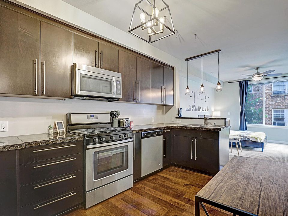 Fabulous kitchen/Eat-in area