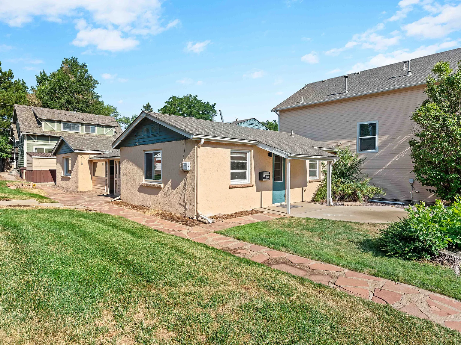 4 bed, 1600 sqft, $7,060 — Photo 2