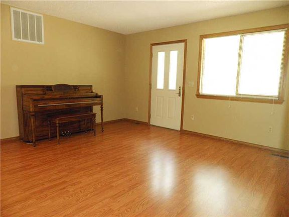 4th image of 5 Lambourn Dr