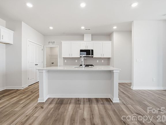 5th image of 2942 31st St NE