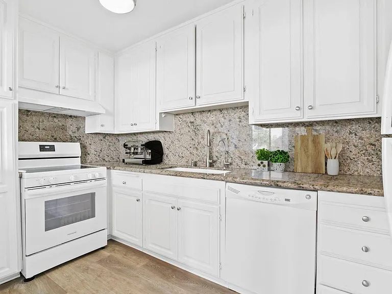Rexford Drive Apartments — Photo 9