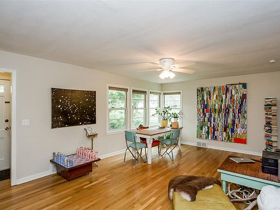 4th image of 807 Dearborn St