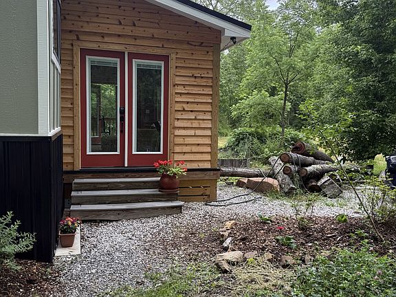 2nd image of 215 Merritt St