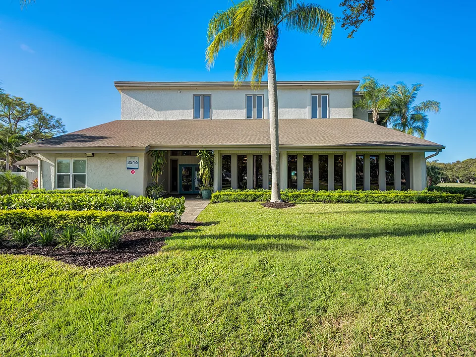 L'Estancia Apartment Homes