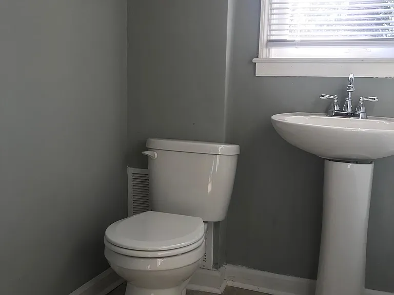 228 E 4th St #3 — Photo 3