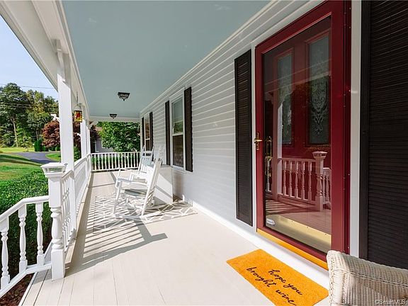 5th image of 22 Rolling Brook Ln