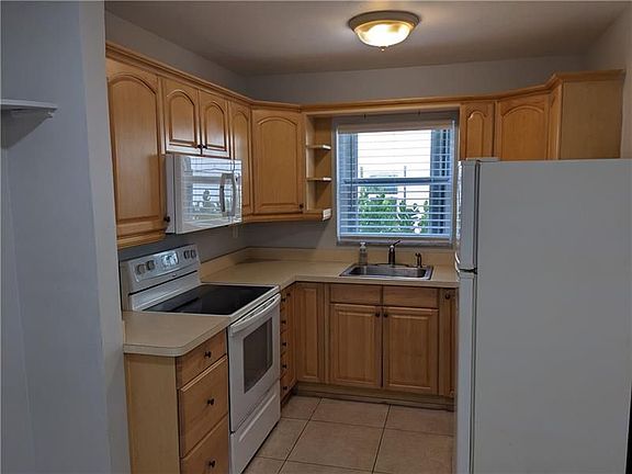 5th image of 332 SE 10th Ave APT 3
