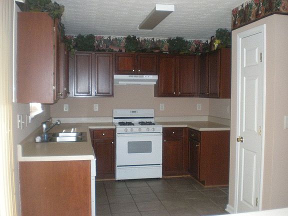 Spacious Kitchen w/ Cherry Cab.