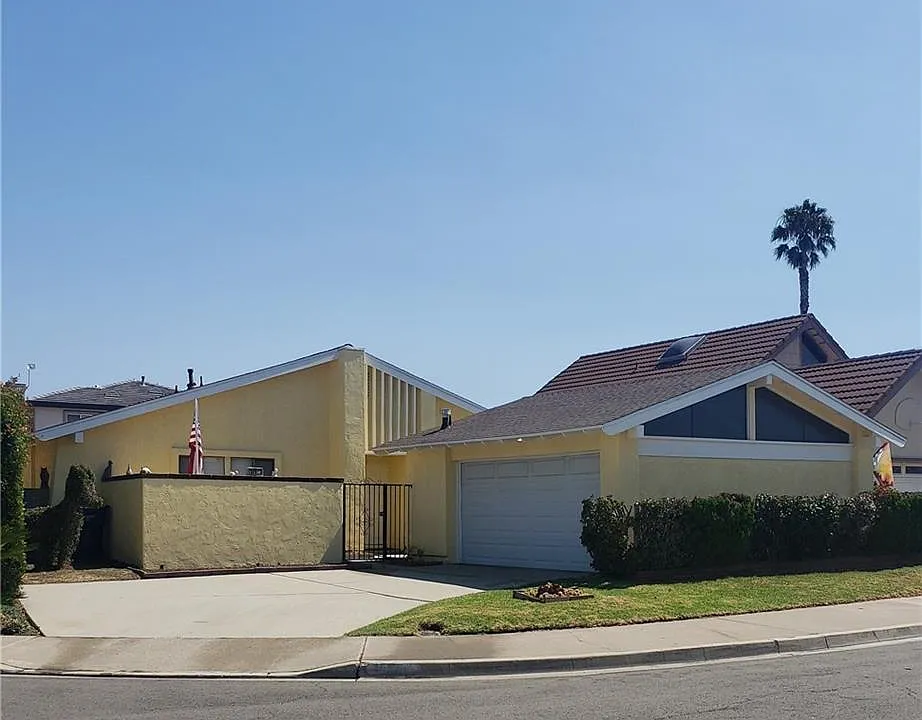 10923 Slater Ave