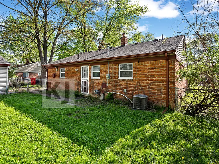 28203 Sutherland St — Photo 21