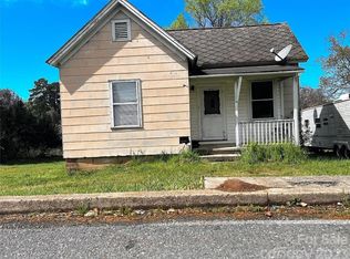 22 Broad St, Great Falls, SC 29055