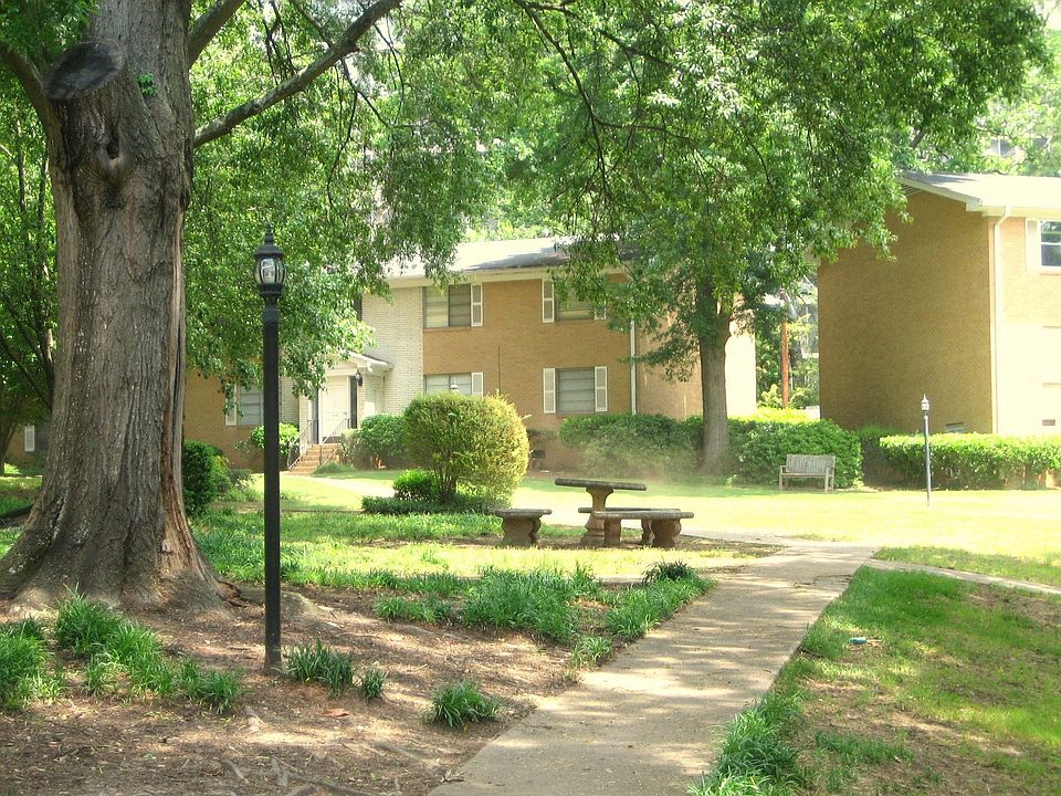 QUIET SETTING IN THE HEART OF BUCKHEAD