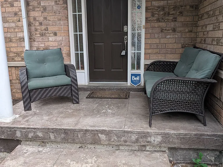 24 Farthingale Cres — Photo 3
