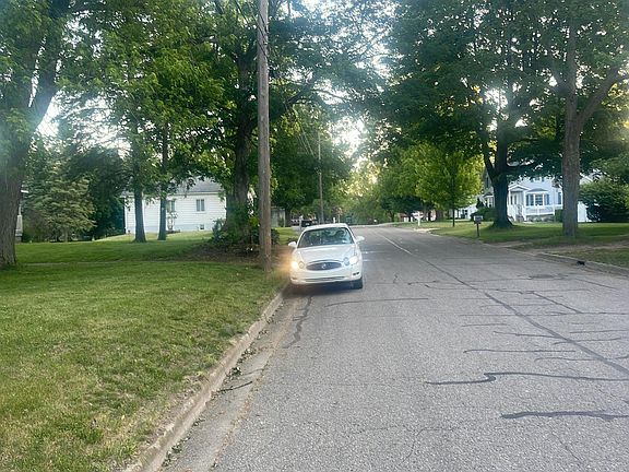 4th image of 917 Forest St