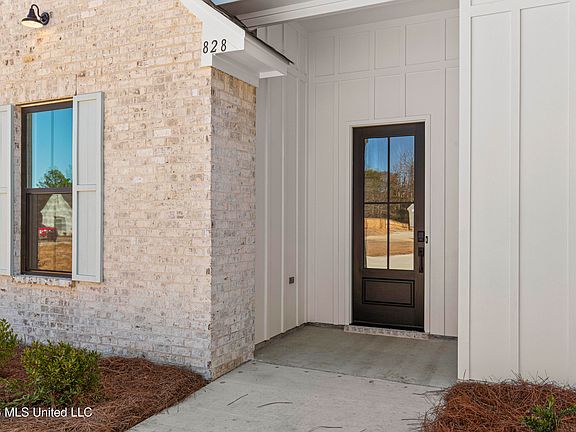 4th image of 828 Thornberry Rdg