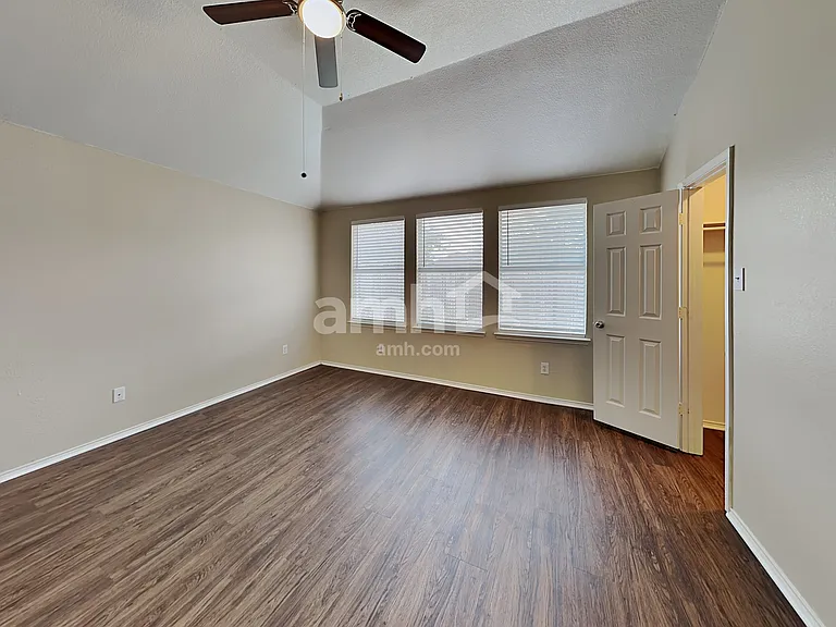 530 Hickory Ln — Photo 12