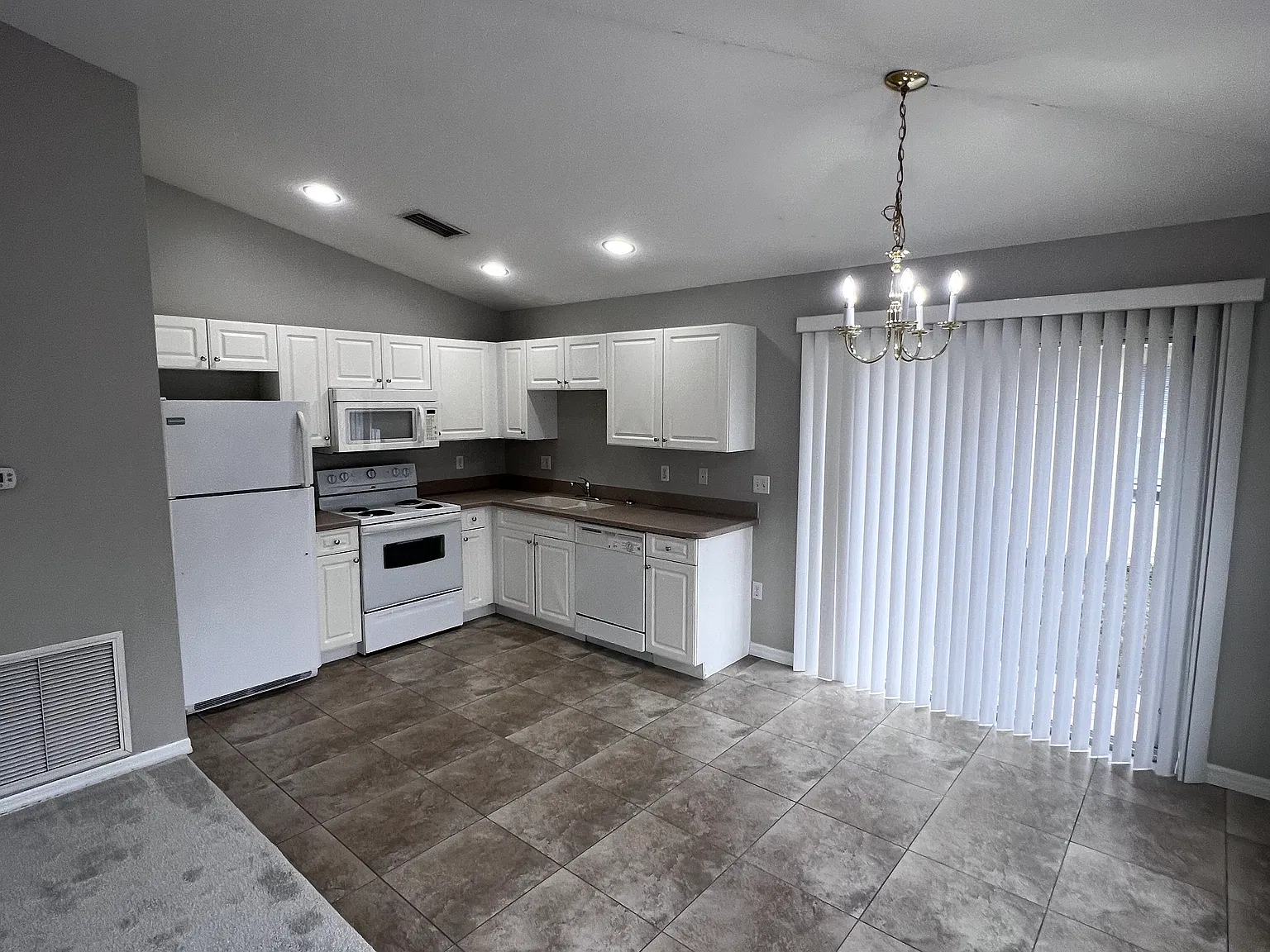 2 bed, 1100 sqft, $1,600 — Photo 1