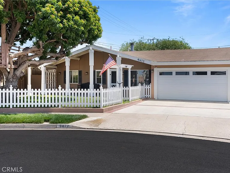 9472 Karen Cir — Photo 1