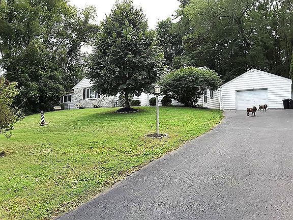 3rd image of 1305 Beechwood Dr NE